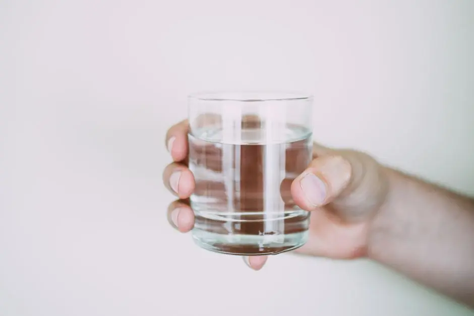 Ilustrasi minum air putih